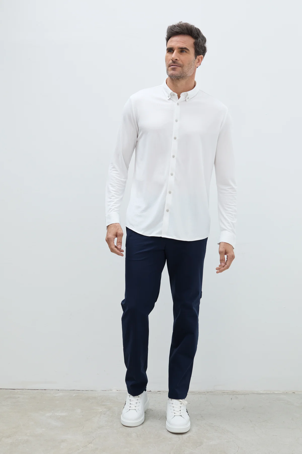 Camisa blanca casual regular hombre - Image 5