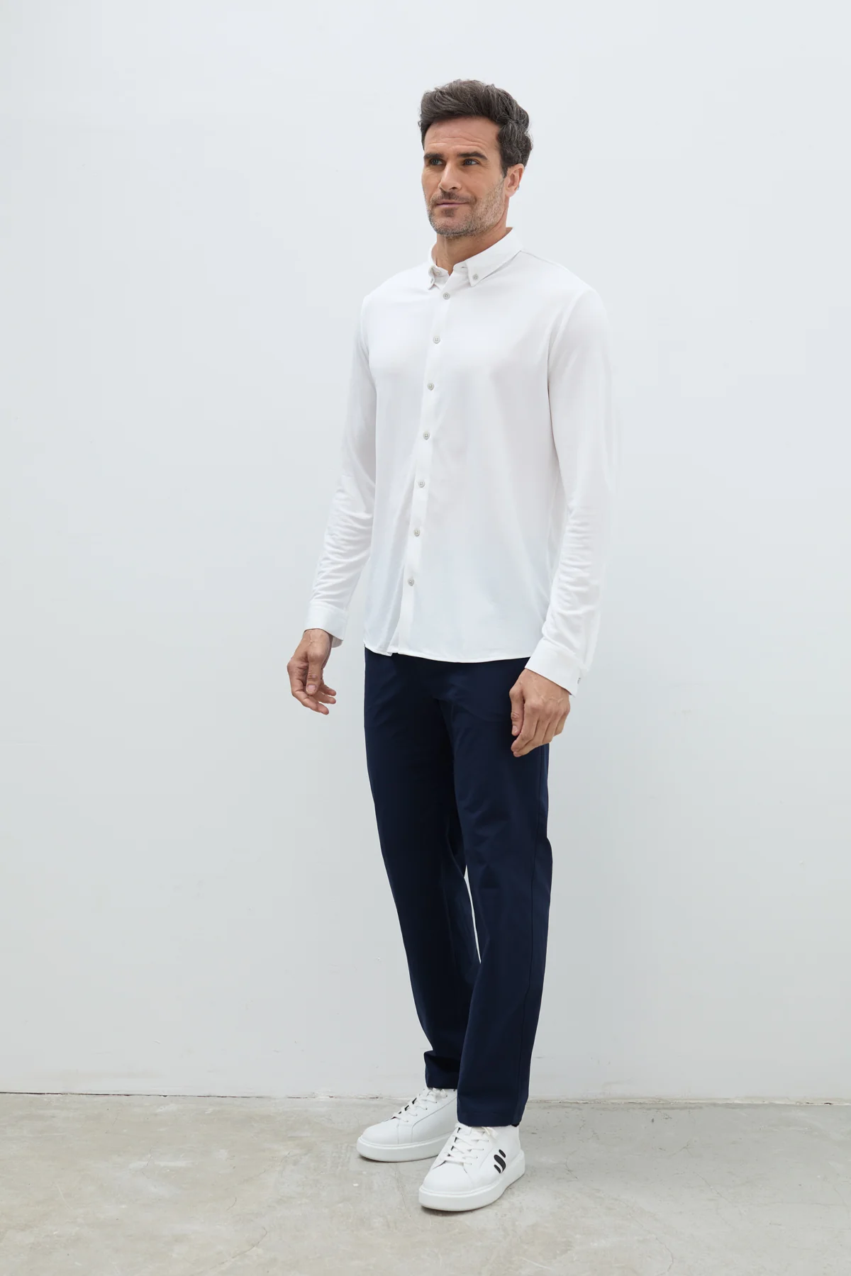Camisa blanca casual regular hombre - Image 6