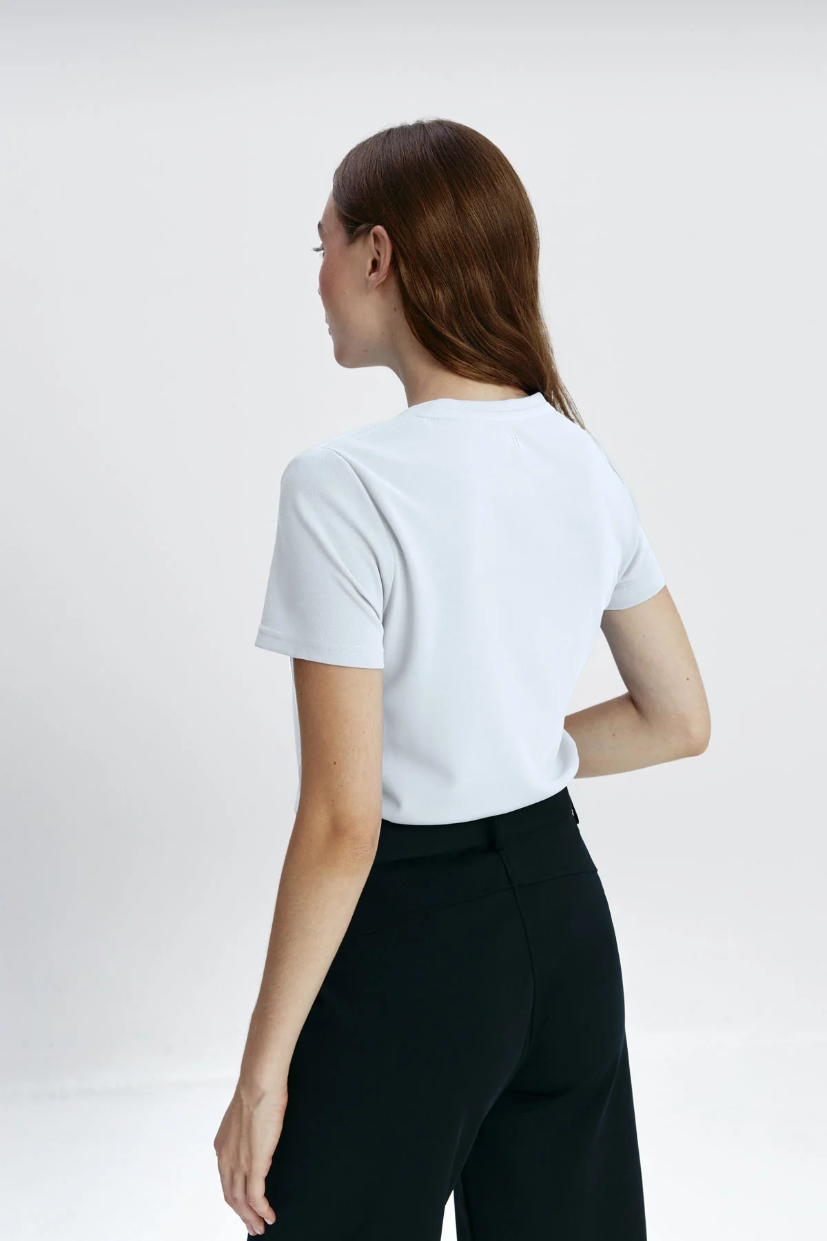 Camiseta cuella pico blanca mujer - Image 4