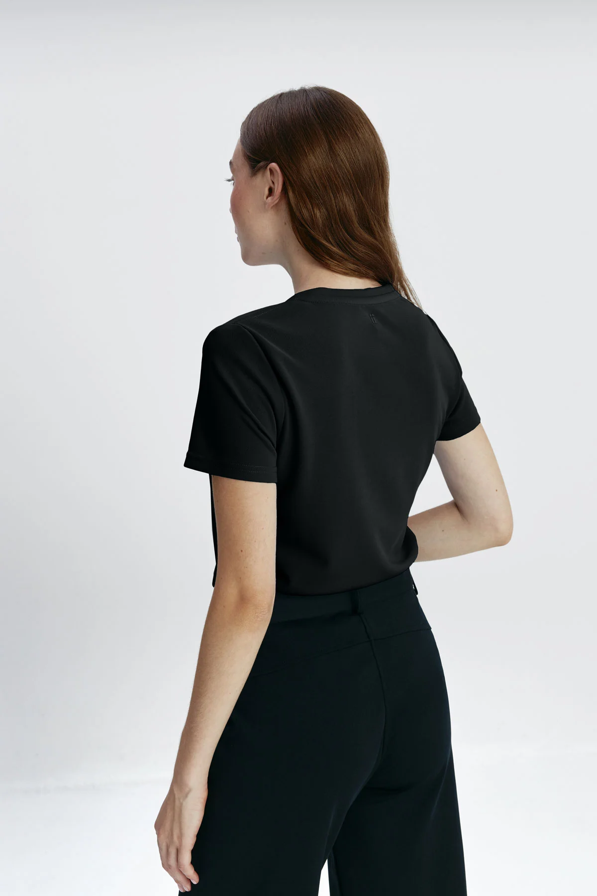Camiseta cuello pico negra mujer - Image 3