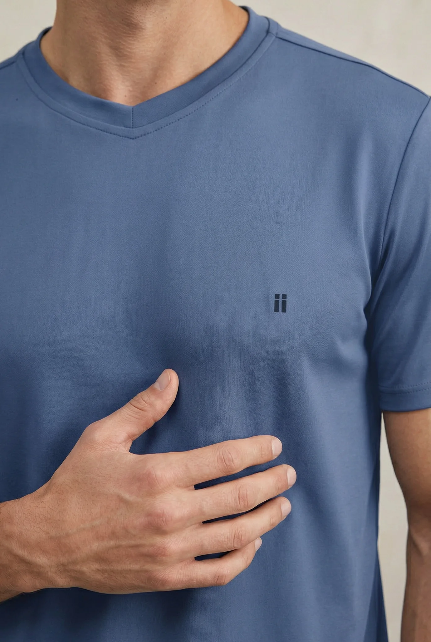 Camiseta hombre cuello v azul indigo Soft - Image 4